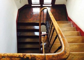 escalier menant au studio